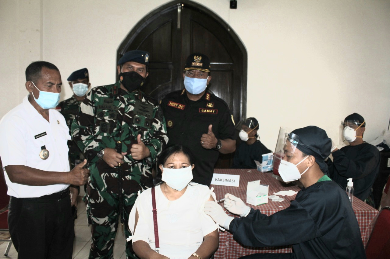 Masyarakat Kampung Sungkaen Mendapat Vaksinasi Dari RSAU Lanud El Tari