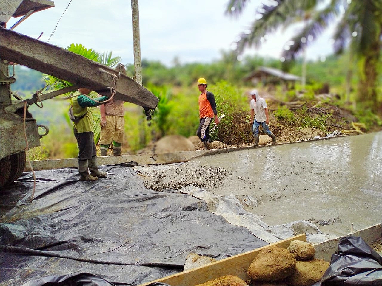 Kerja Cerdas Satgas Kodim 0204/DS Gunakan Plastik Sebagai Lantai Dasar Pengecoran Jalan TMMD