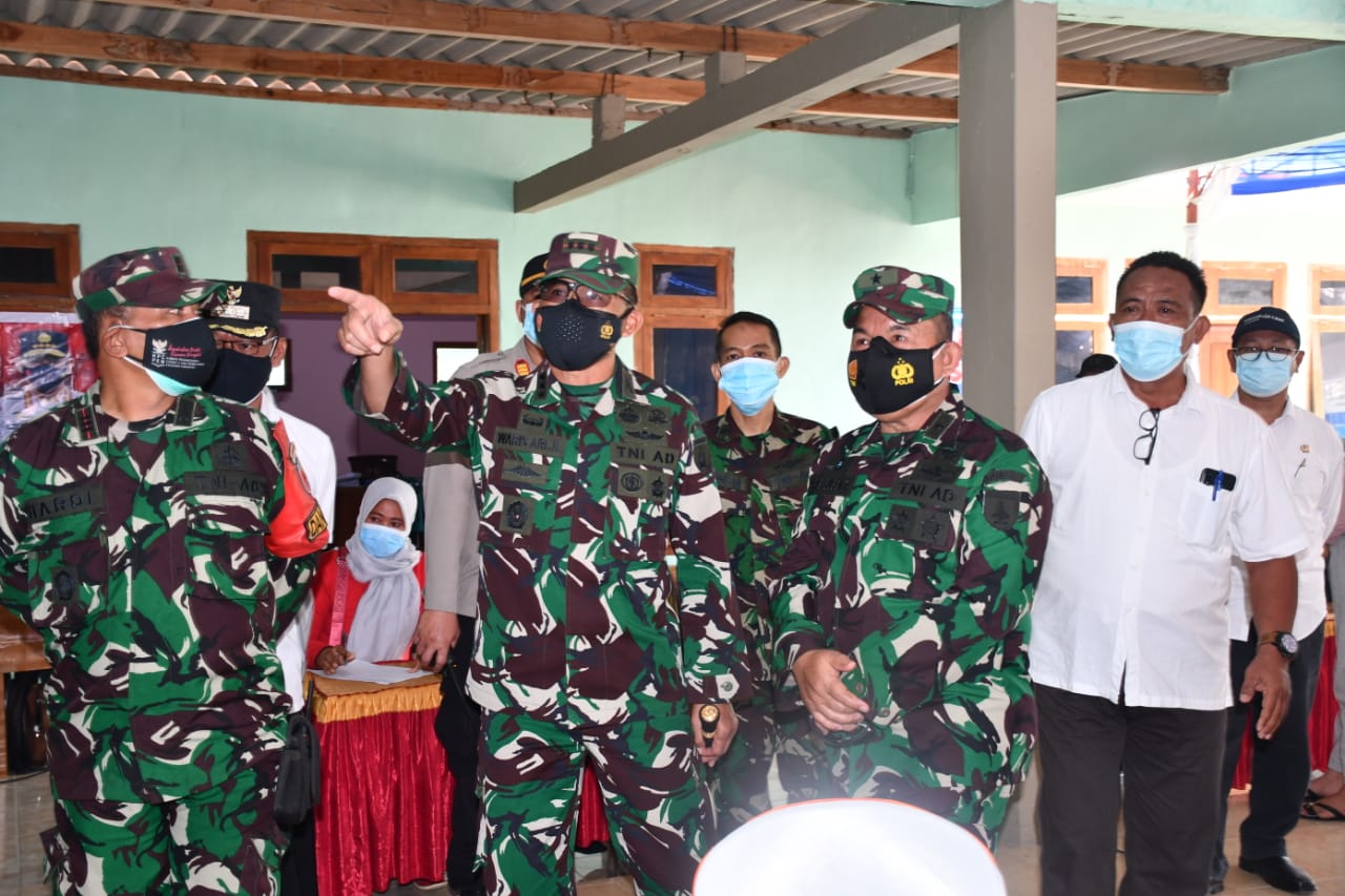 Danrem 081/DSJ Dampingi Irdam Tinjau Serbuan Vaksinasi di Tulungagung