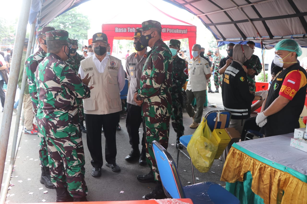 Dandim Tulungagung Dampingi Irdam V Brawijaya Tinjau Pelaksanaan Serbuan Vaksinasi di GOR Lembupeteng