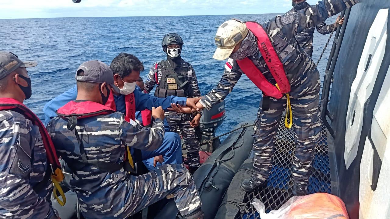 KRI Tatihu-853 Evakuasi ABK KM Mitra Usaha yang Tenggelam di Perairan Laut Halmahera Selatan