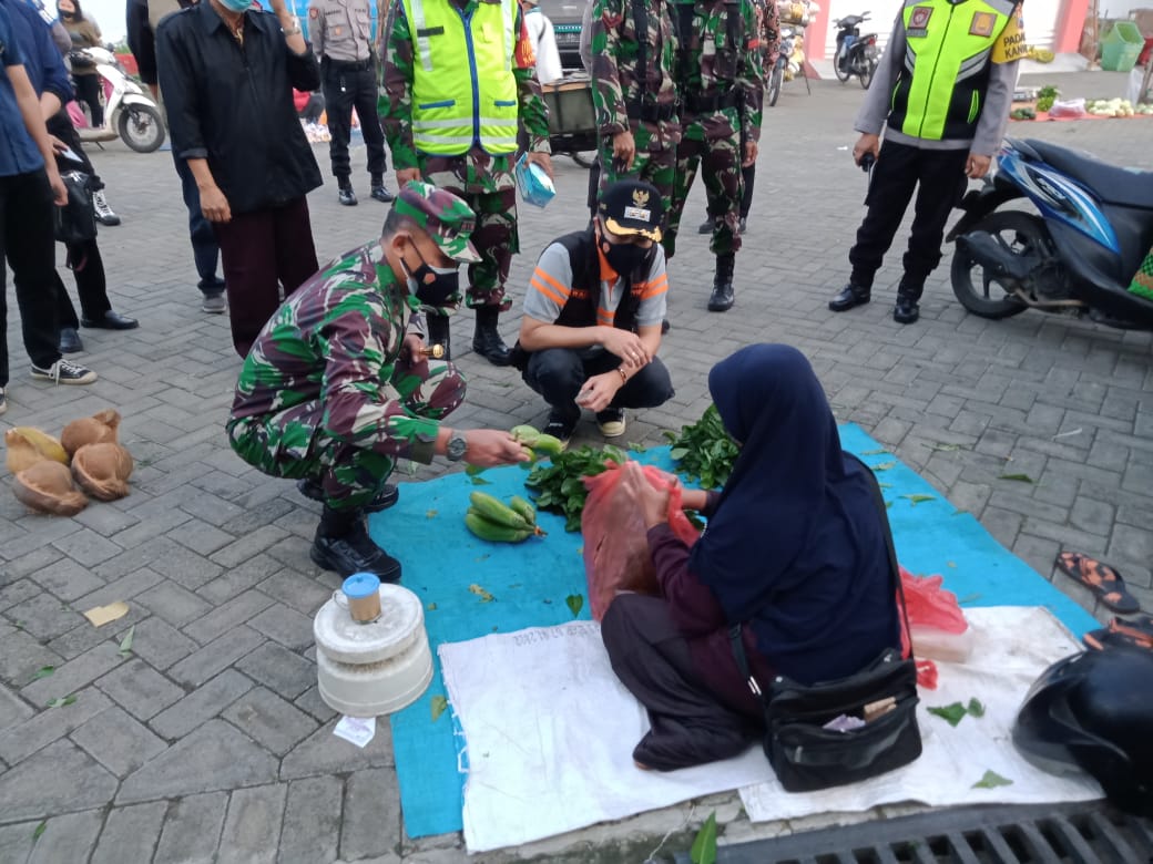 Kodim 0808/Blitar Melaksanakan Operasi Yustisi Gakplin Protkes Secara Gabungan Di Pasar Kanigoro Kab.Blitar