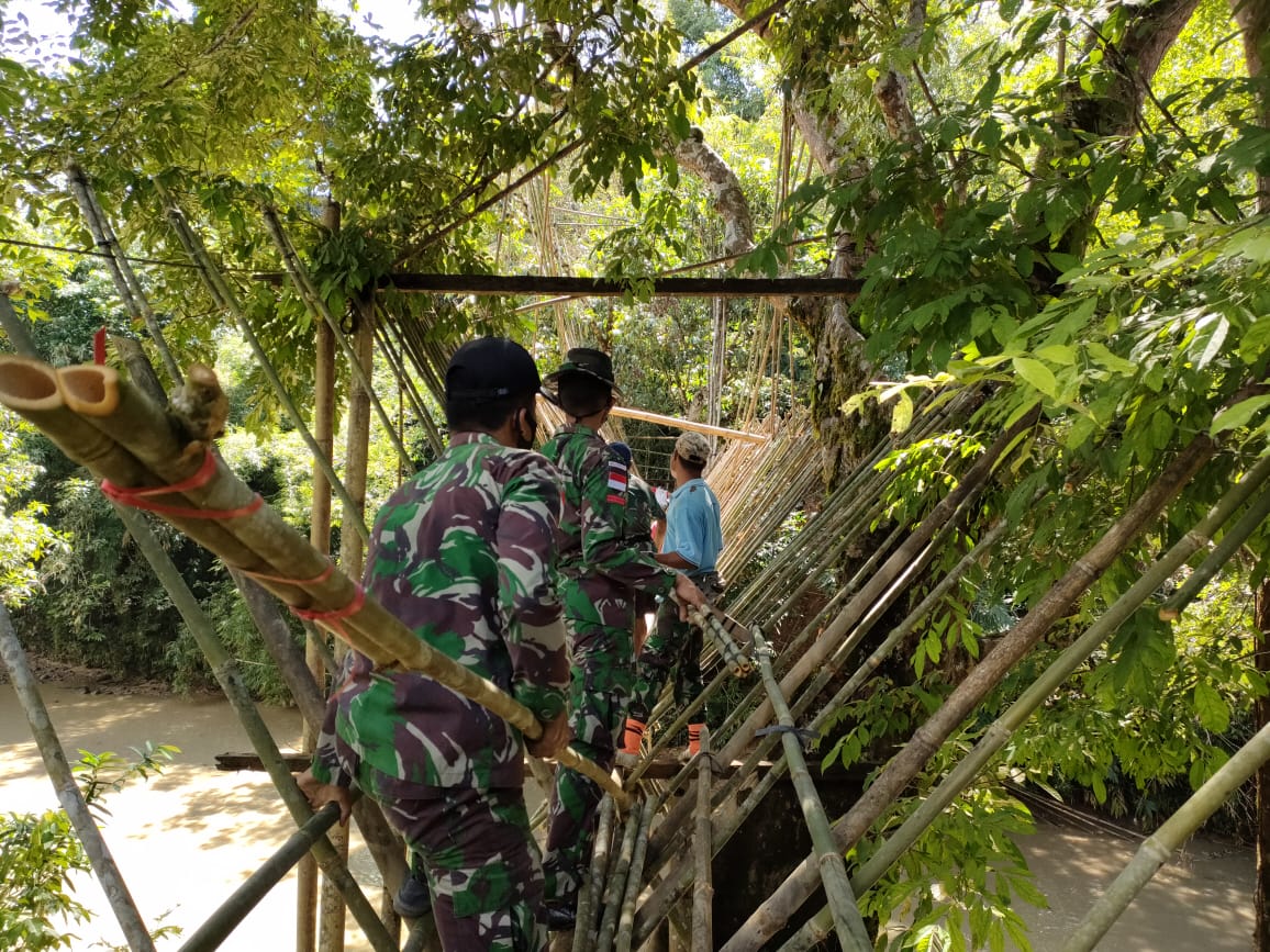 Gotong-Royong Satgas Pamtas Yonif Mekanis 643/Wns Bersama Masyarakat Perbatasan Perbaiki Jembatan Gantung