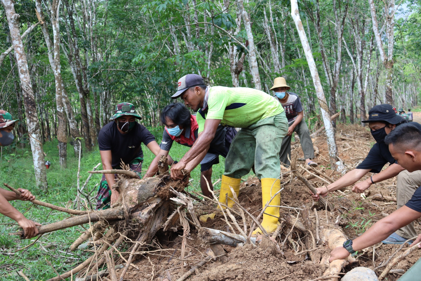 Bersama Warga, Anggota Satgas TMMD Pindahkan Tumpukan Pohon