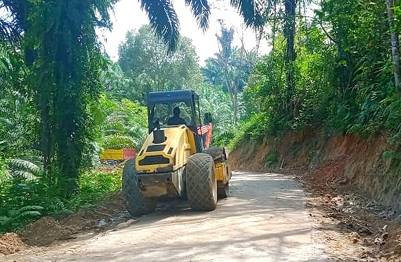 Combined Tandem Roller Terus Padatkan Material Sirtu di Jalan TMMD Kodim 0204/DS