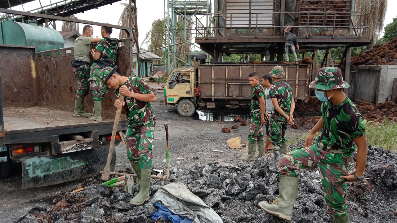 Sasaran Fisik Hampir Tuntas, Satgas TMMD Bantu Bersihkan Limbah Sawit