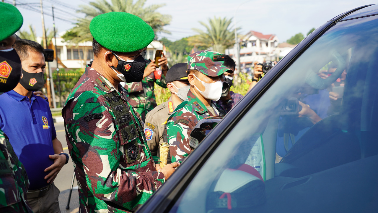 Danrem 061/Sk Turun ke Jalan Penyekatan PPKM Arus Gadog Puncak