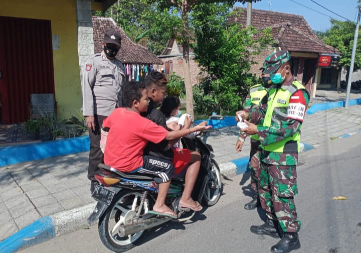 Gelar Operasi Yustisi, TNI-POLRI Di Ngawi Bagikan Masker