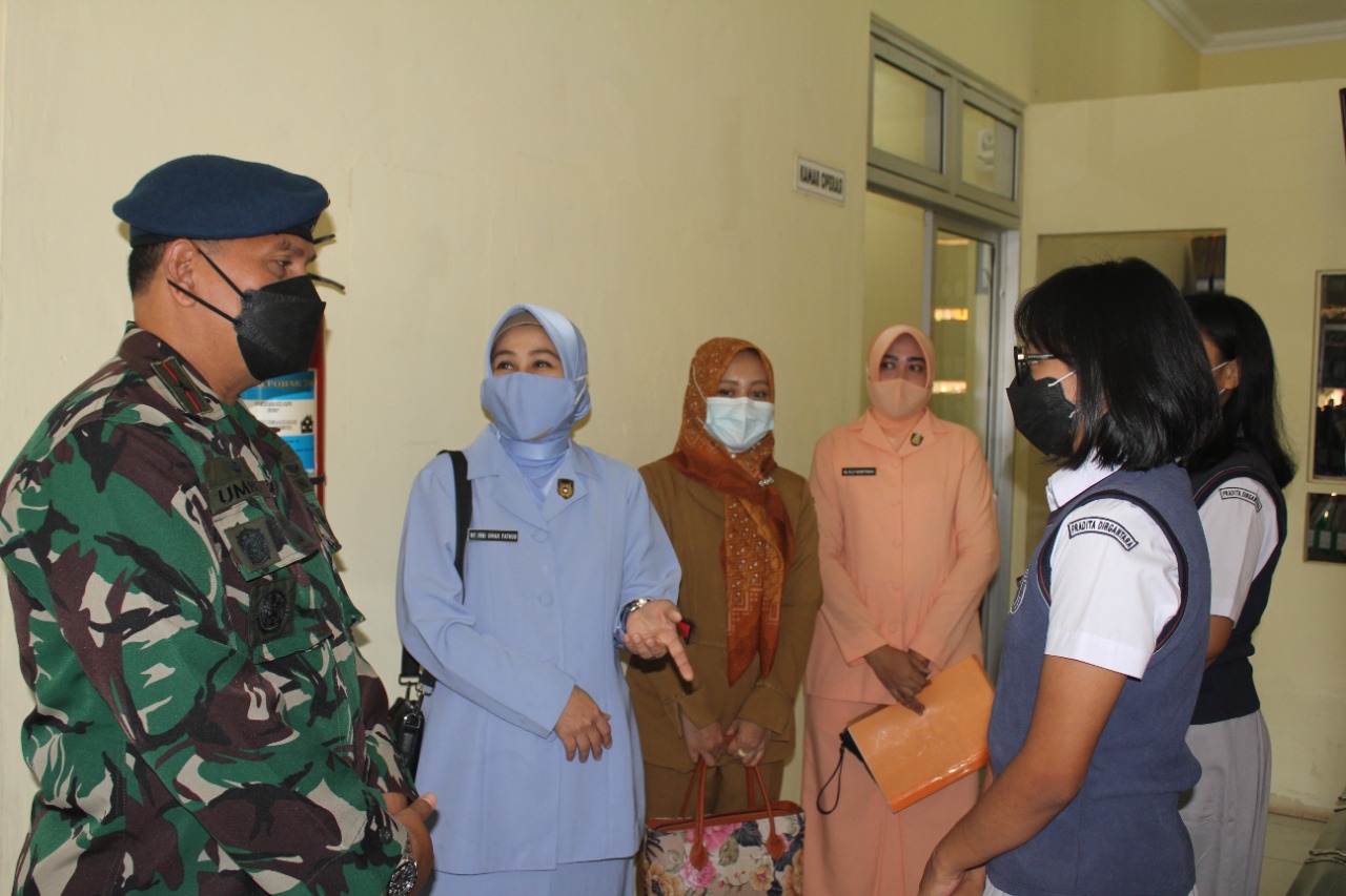 Dua Orang Siswi SMA Pradita Dirgantara di Bawa Ke RSAU Lanud El Tari