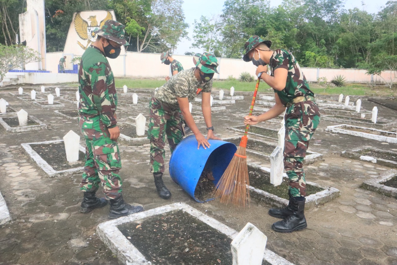 Peringati HUT Kodam Vl/Mulawarman Ke-63, Kodim 1001/HSU Gelar Karya Bakti Pembersihan TMP