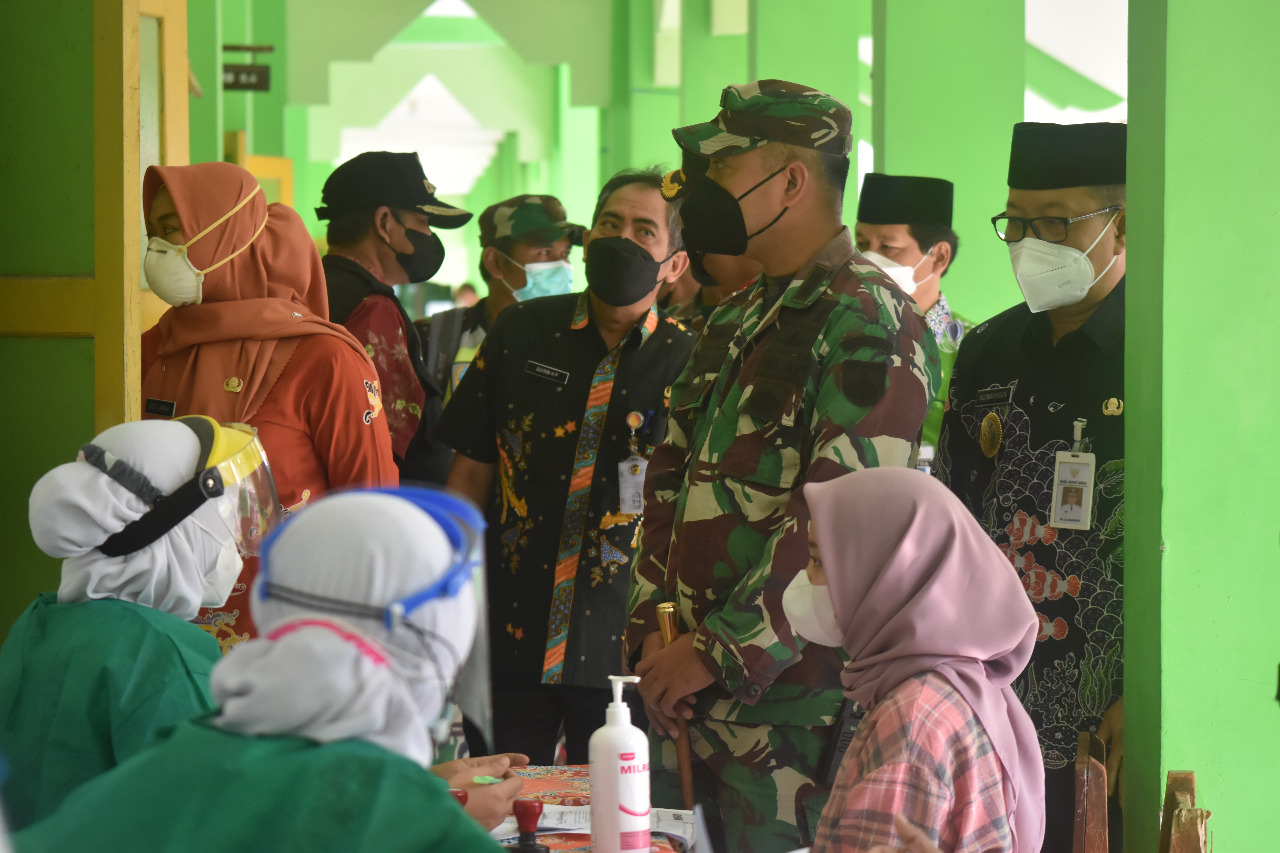 Dandim 0716/Demak Bersama Forkopimda Ajak Penerima Vaksin Tetap Patuhi Protokol Kesehatan