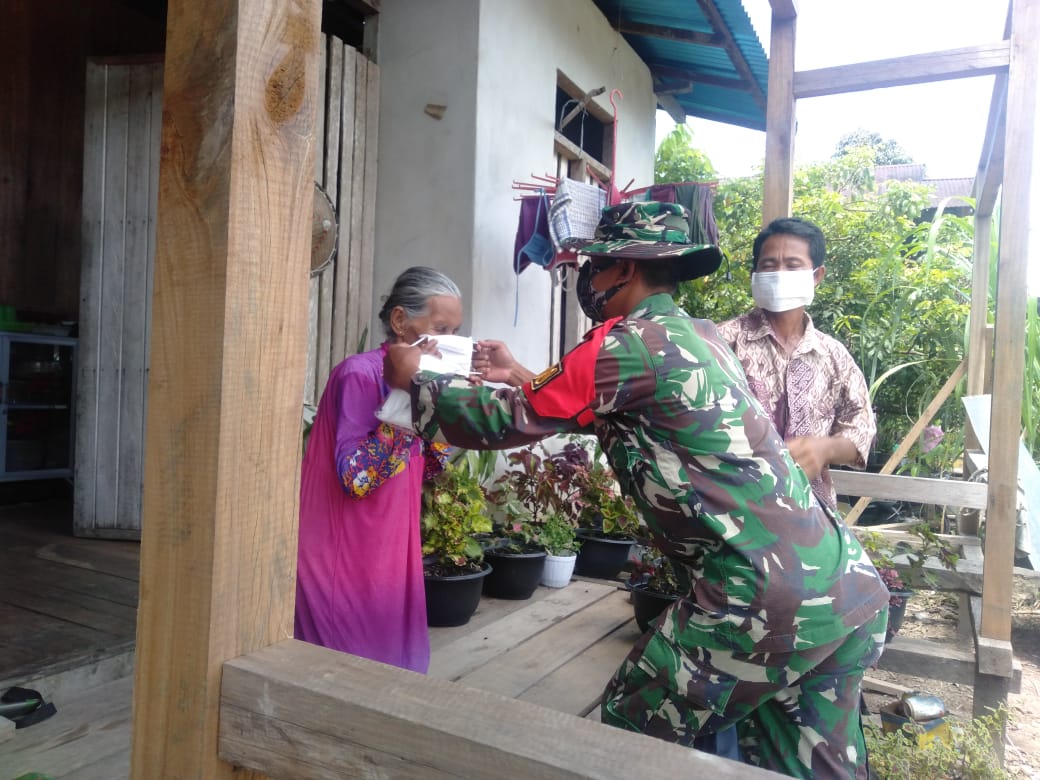 Satgas Pamtas Yonif Mekanis 643/Wns Sosialisasi PPKM Sambil Bagi Masker Gratis di Wilayah Perbatasan