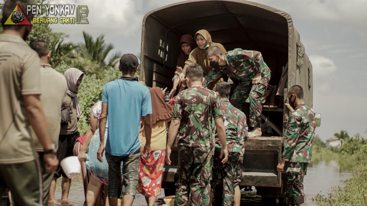 Bantu Kesulitan Rakyat, Yonkav 12/BC Kerahkan Personel Evakuasi Warga Terdampak Banjir