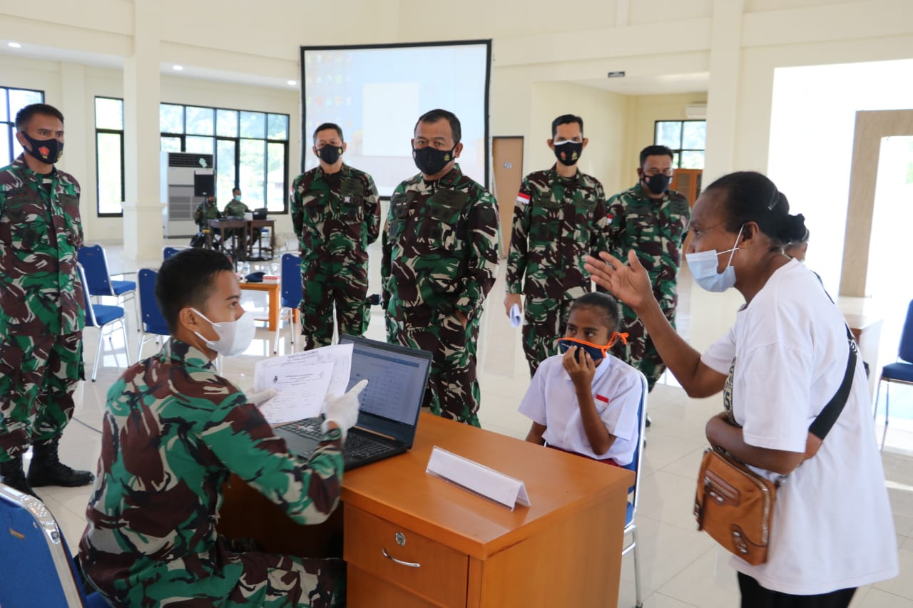 Pangkoopsau III Beri Apresiasi Kepada Nakes Dalam Serbuan Vaksinasi Koopsau III di Gedung Hercules Biak