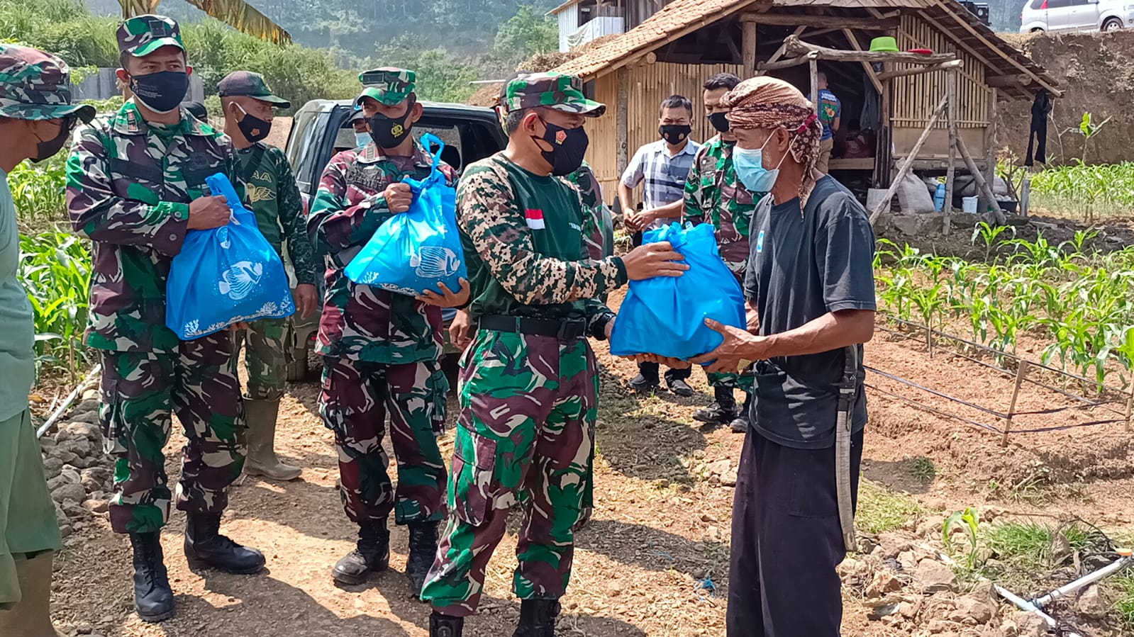 Peduli Kelompok Tani Binaan, Dandim Sumedang Berikan Paket Sembako di Desa Naluk