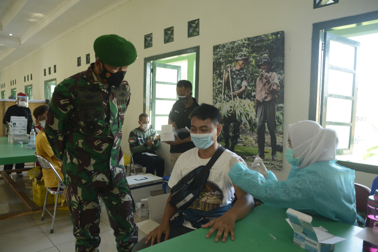 Danrem 061/Sk Bersama Walikota Bogor Tinjau Serbuan Vaksinasi Di Yonif 315/Grd