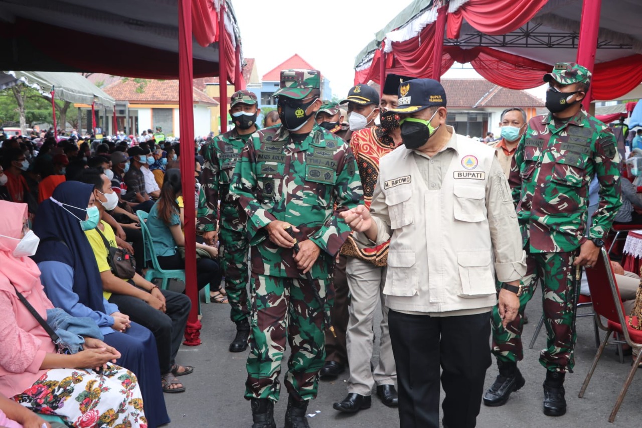 Dandim dan Forkopimda Dampingi Danrem 081 Tinjau Serbuan Vaksinasi di Tulungagung