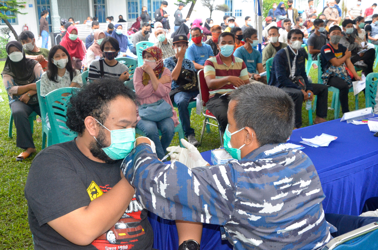 Hadapi Covid-19 Meningkat, TNI AL di Dumai Vaksinasi Masyarakat Maritim