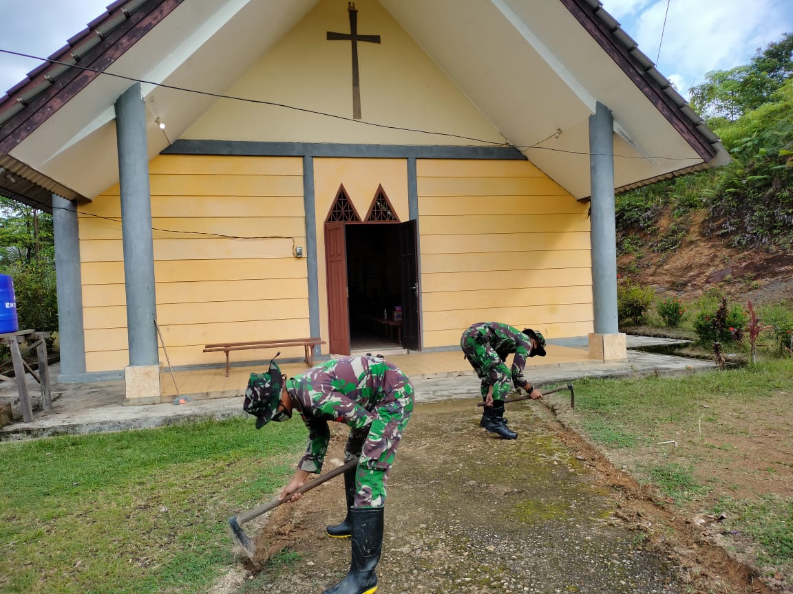 Satgas Pamtas Yonif Mekanis 643/WNS Melaksanakan Pembersihan dan Pembagian Alkitab di Gereja Perbatasan