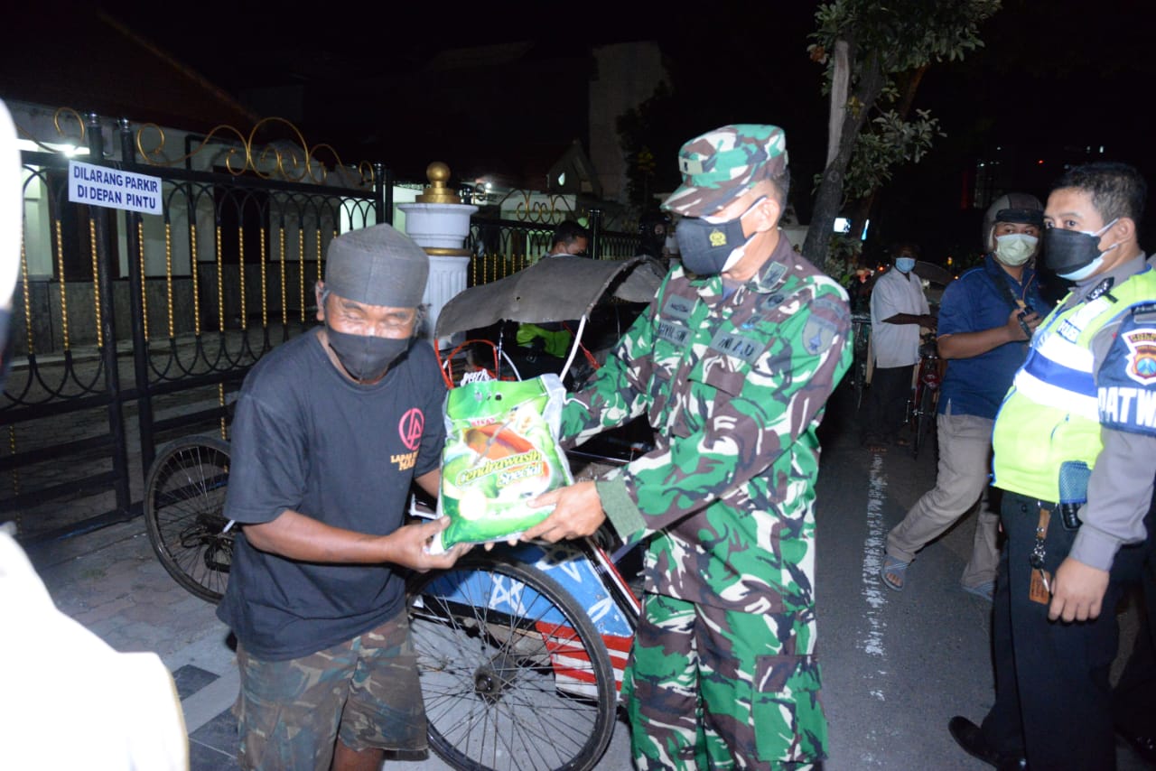 Gelar Patroli PPKM Darurat, Forkopimda Kota Madiun Bagikan Paket Beras