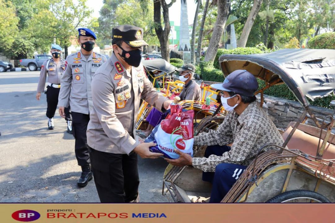 Kapolda Jateng Bagikan Sembako Pada tukang Andong, Tukang Bejak, PKL, Ojol, dan Sopir Angkutan di Demak