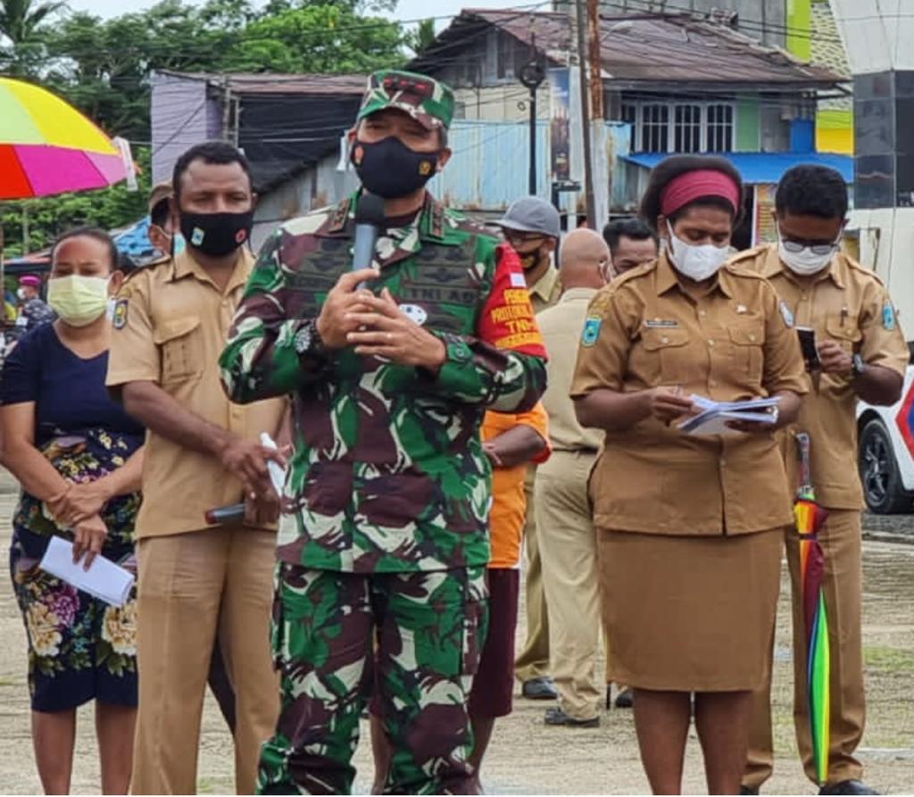 Pangdam XVIII/Kasuari Bersama Forkopimda Provinsi Papua Barat Tinjau Serbuan Vaksin dan Serahkan Hewan Kurban