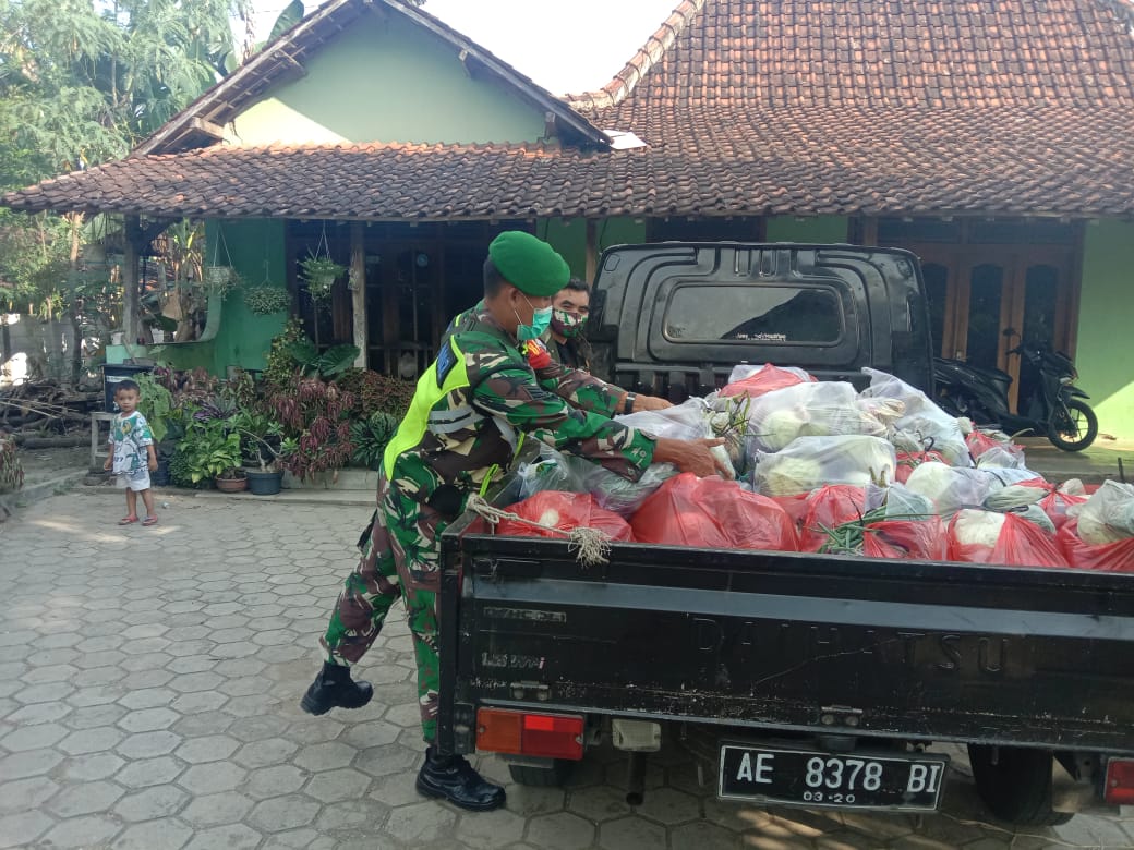 Peduli di tengah Pandemi Covid-19, Babinsa Kodim 0802/Ponorogo Kawal Pembagian Paket Sayur Mayur Kepada Warga