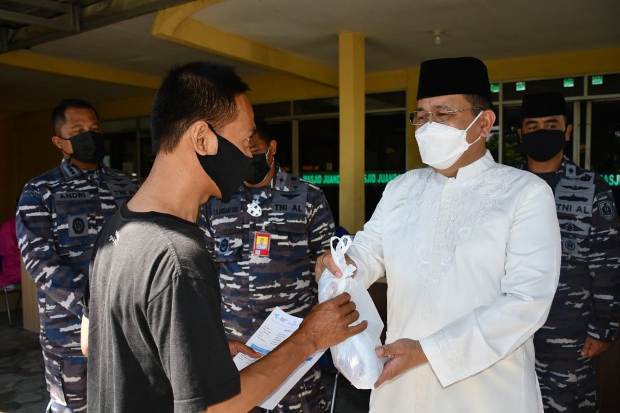 Pusat Penerbangan TNI AL Bagikan Daging Qurban di Hari Raya Idul Adha 1442 H