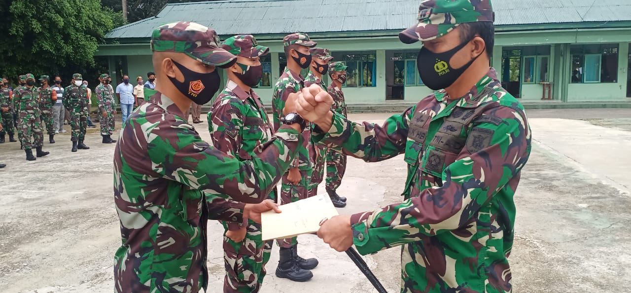 Dandim 1002/HST Terima Korp Raport Pindah Satuan Bintara Prabinsa dan Anggota Pulang Tugas