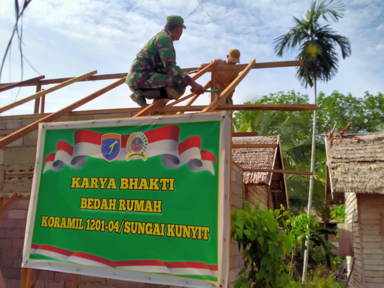 Bantu Wujudkan Hunian Yang Layak, Koramil Sungai Kunyit Bedah Rumah Milik Julkifli