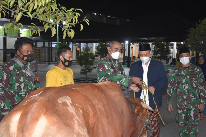 Dandim 0716/Demak Serahkan Hewan Qurban 1 Ekor Sapi dan Kambing di Masjid Agung Demak