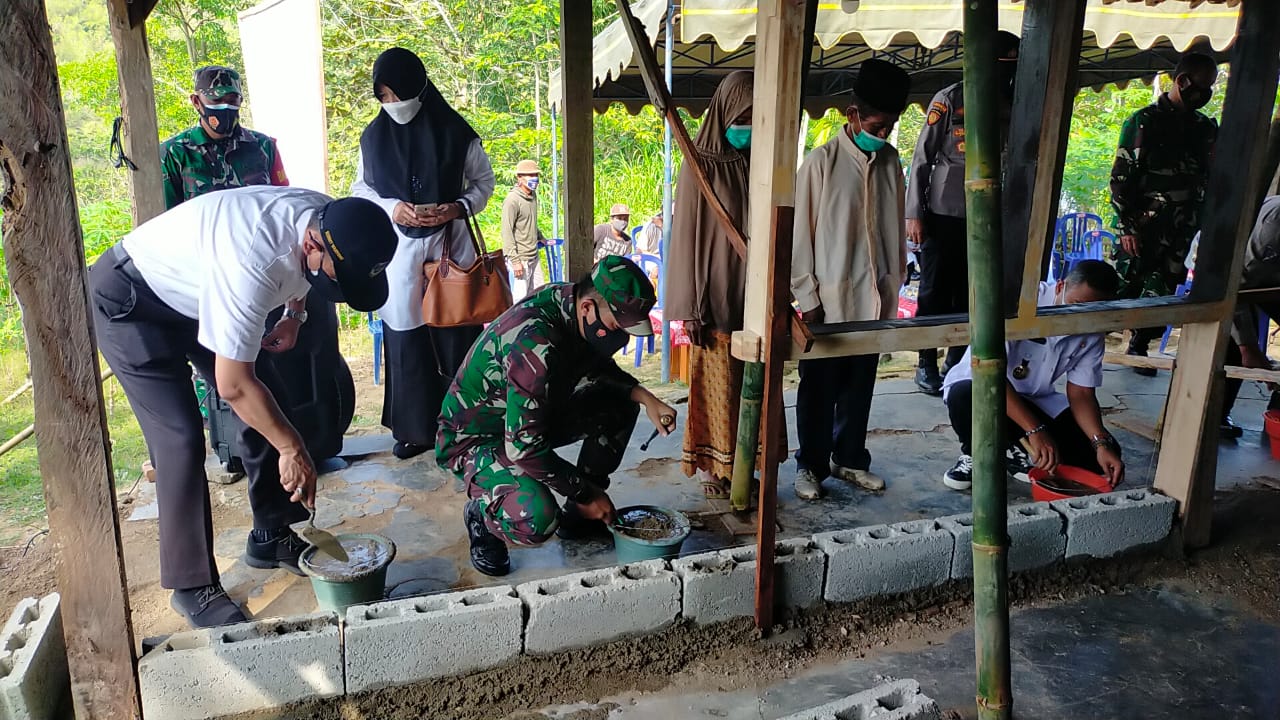 Dandim 0801 Pacitan Letakan Batu Pertama Pembangunan Rumah Tidak Layak Huni