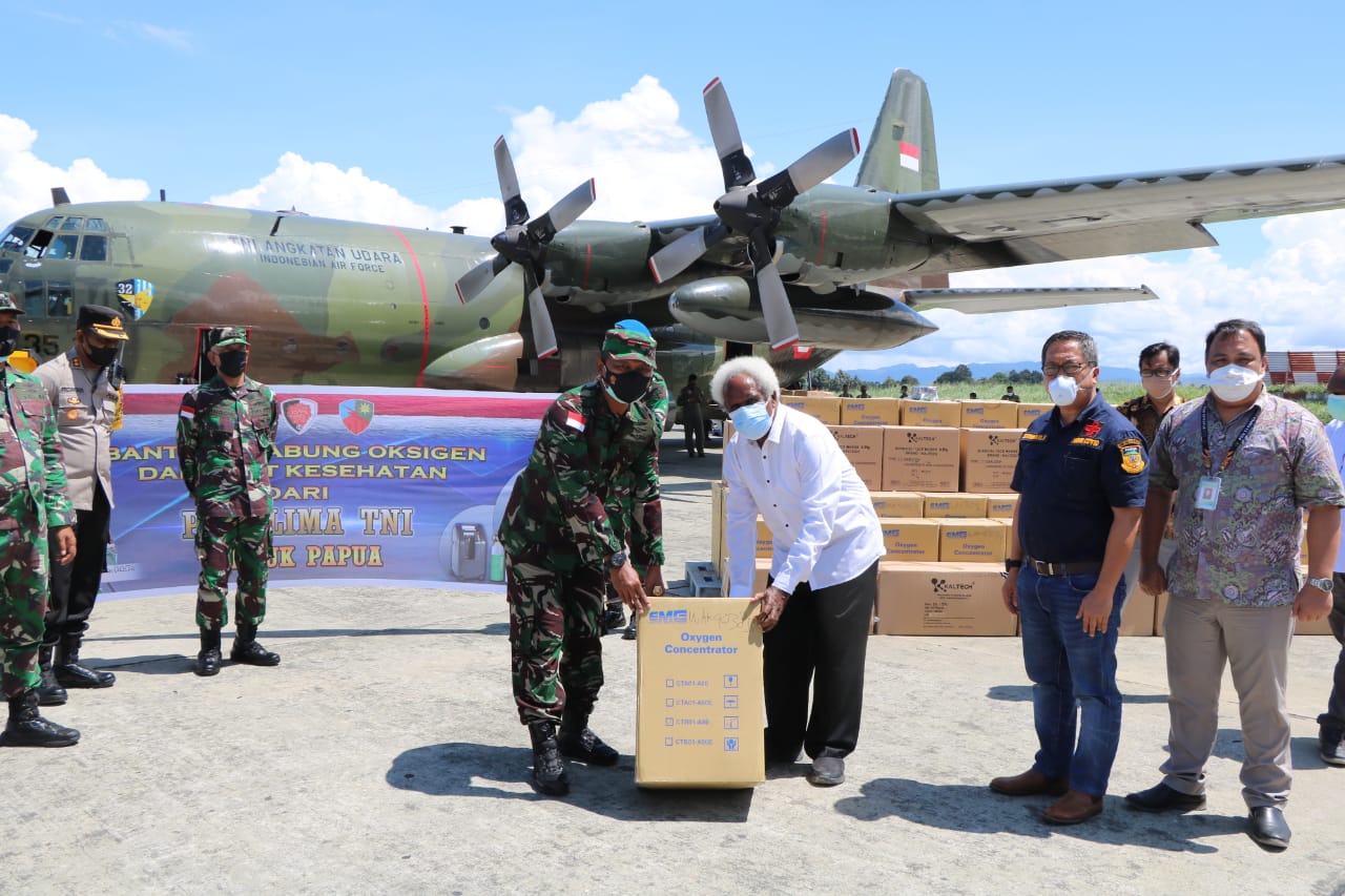 Panglima TNI Serahkan Bantuan Tabung Oksigen dan Alkes Kepada Masyarakat Papua