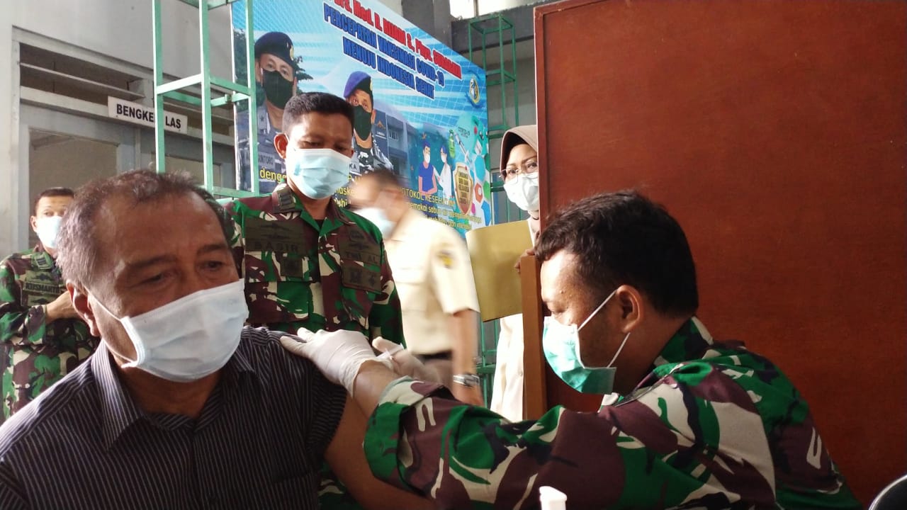 Lakesla Drs.Med.R.Rijadi Sastropanoelar, Phys Gelar Vaksinasi, Sasar Masyarakat Maritim Surabaya