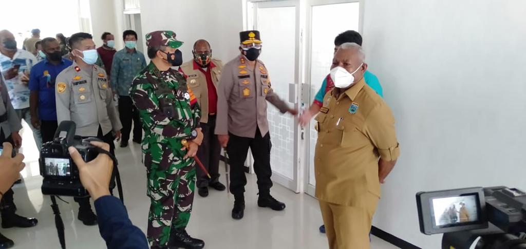 Bentuk Soliditas TNI-Polri dan Pemda, Pangdam XVIII/Kasuari Bersama Gubernur dan Kapolda Papua Barat Tinjau Vaksinasi Massal