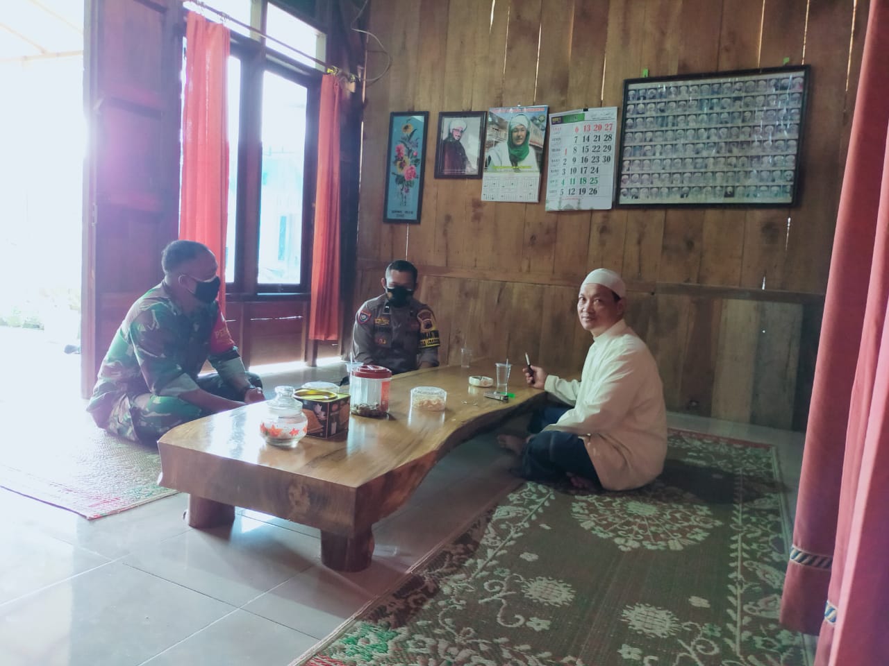 Kunjungi Pondok Pesantren, Babinsa Himbau Guru dan Santri Patuhi Protokol Kesehatan