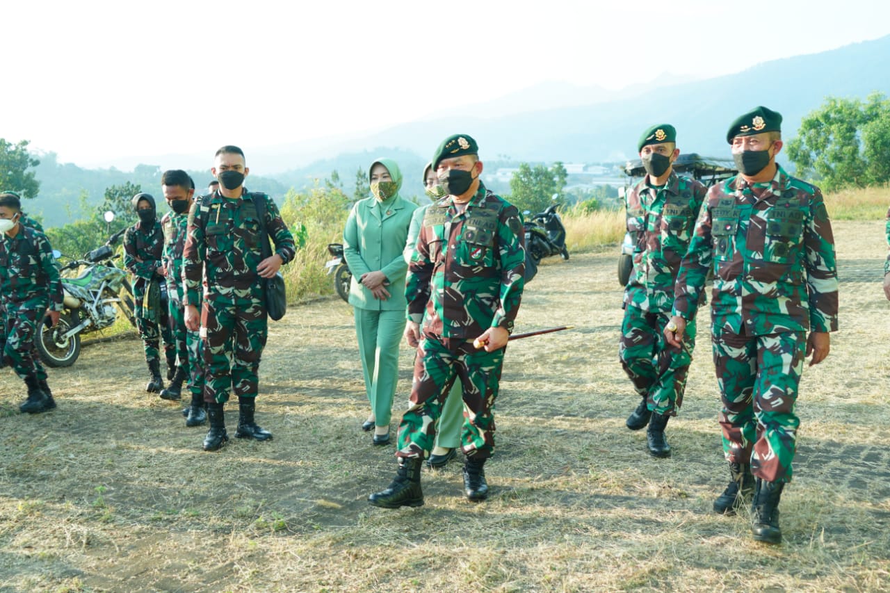 Panglima Kostrad Kunjungi Yonif Para Raider 330 Kostrad