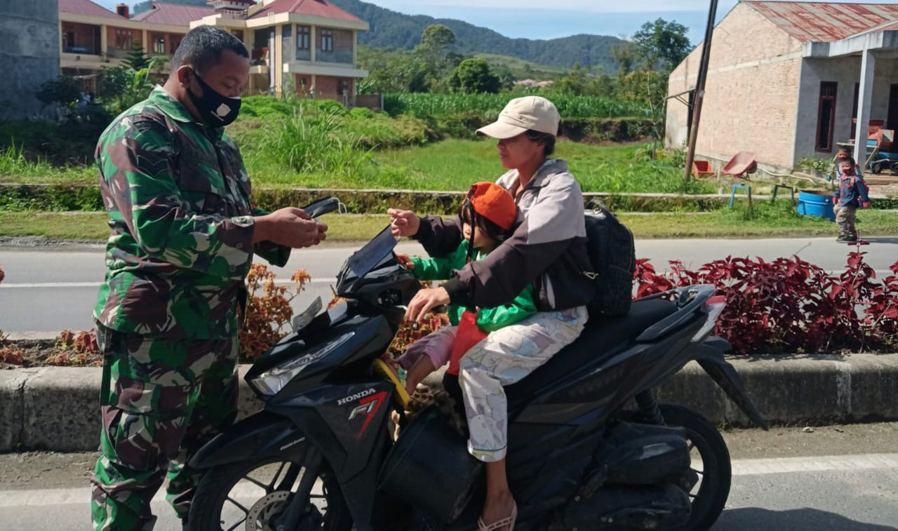 Sadarkan Warga Untuk Taat Prokes, Koramil 07/Salak Gencarkan Operasi Yustisi