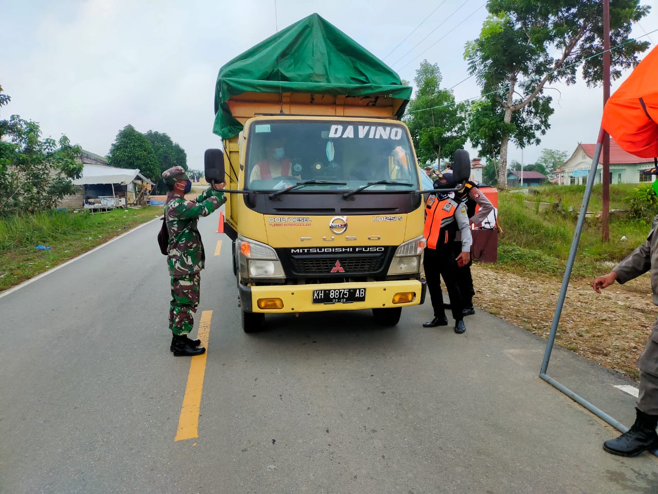 Danramil 04/Manuhing Pimpin Langsung PPKM di Pos Penyekatan