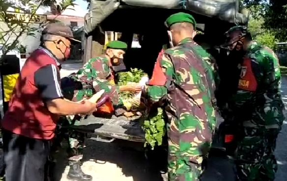 Kodim 0803/Madiun Sulap Kendaraan Dinas Menjadi “Mobil Sayur” Distribusikan Bantuan Ke Warga Isoman