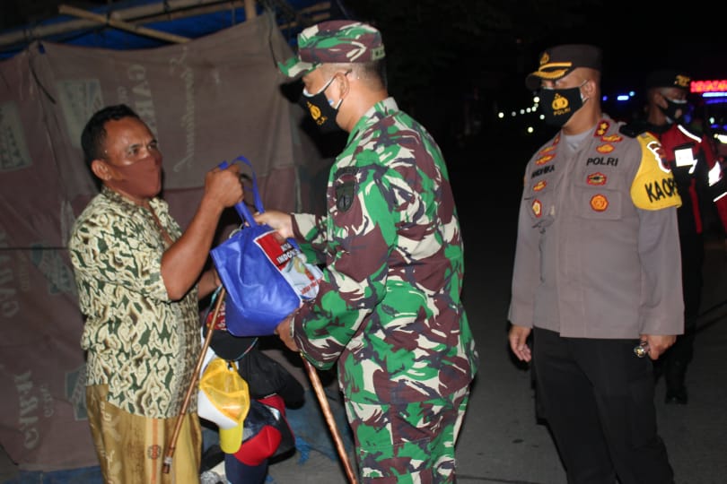 Dandim 0716/Demak Bersama Kapolres Bersinergi Salurkan Bansos PPKM