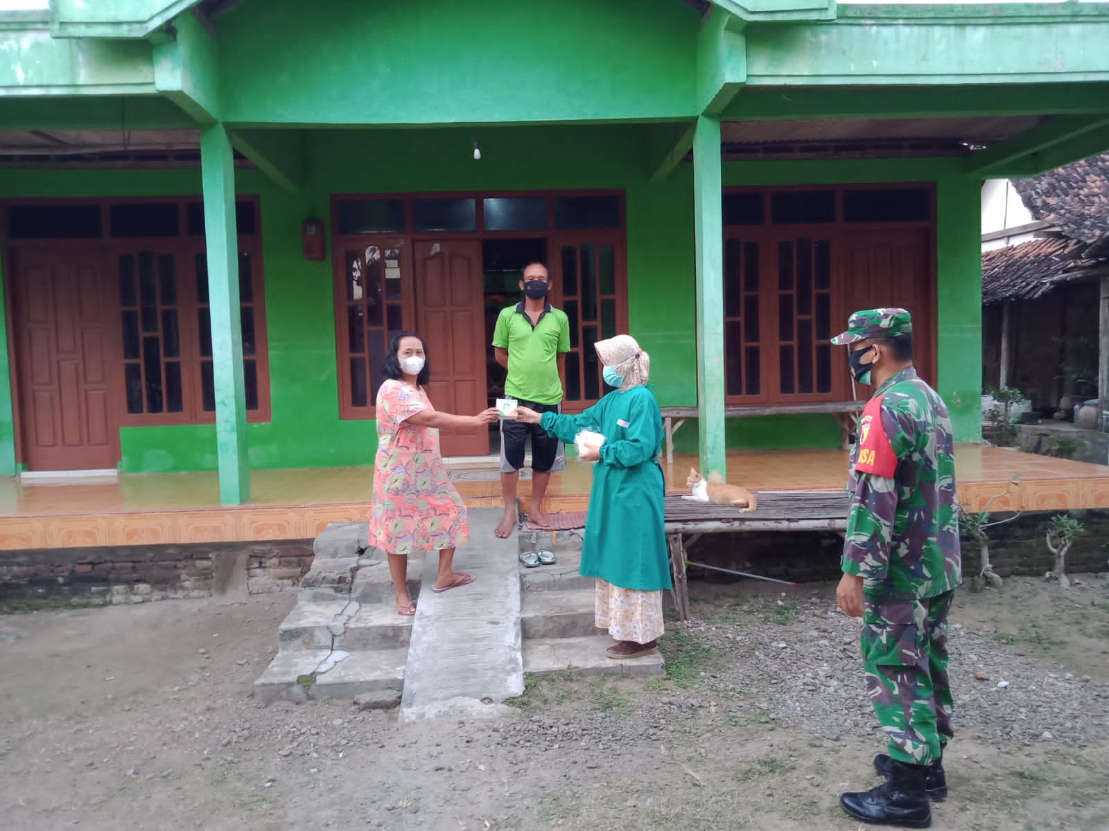 Door to Door, Babinsa Jajaran Kodim 0803/Madiun Salurkan Bantuan Obat-obatan