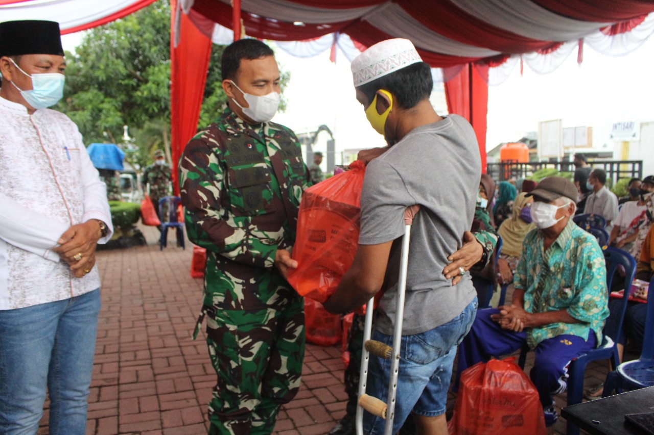 Jum’at Berbagi, Dandim 0209/LB Berikan Bantuan Pada Warga Kurang Mampu