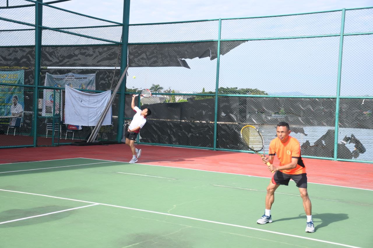 Perwira Korem 142/Tatag Asah Kemampuan Tenis Lapangan