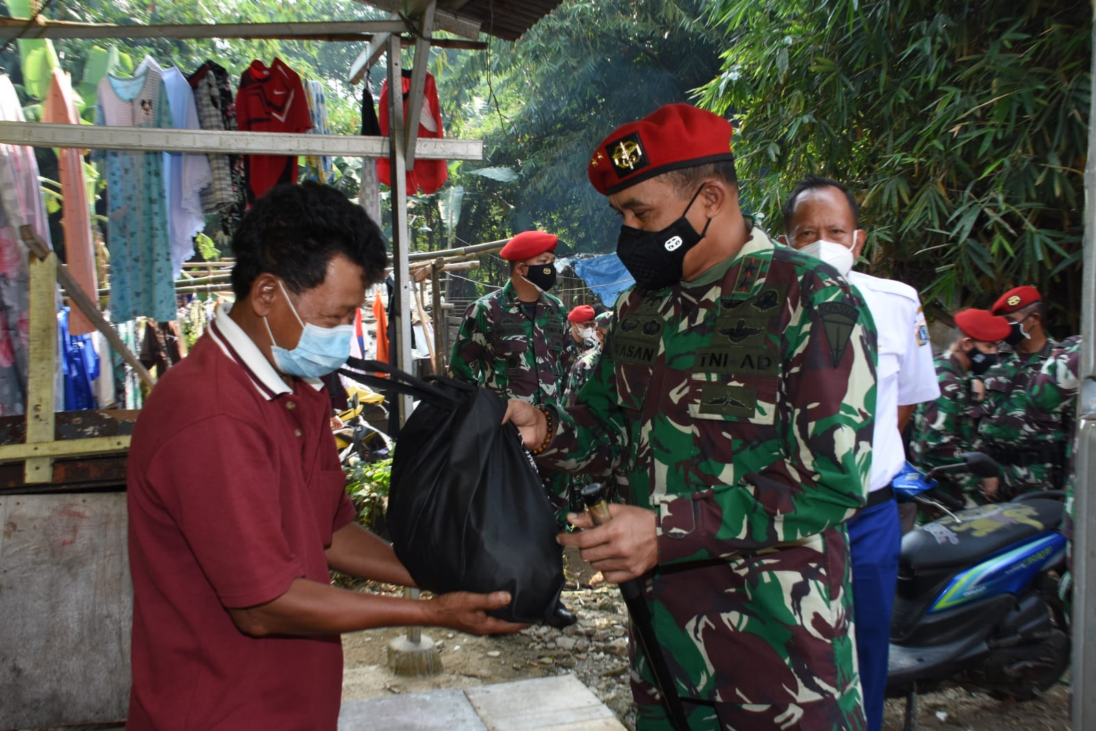 Peduli Masa PPKM, Kopassus Bagikan 2000 Paket Sembako ke Wilayah Desa Binaan