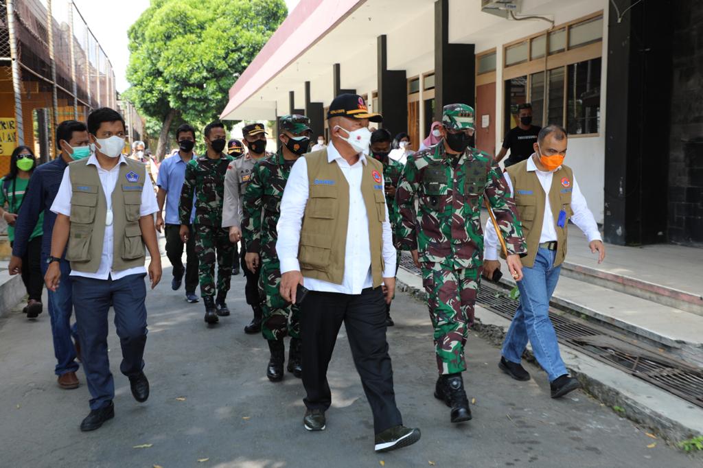 Ketua Satgas Penanganan Covid-19 Tinjau PPKM Mikro dan Tempat Isoter GOR Gelarsena Klaten