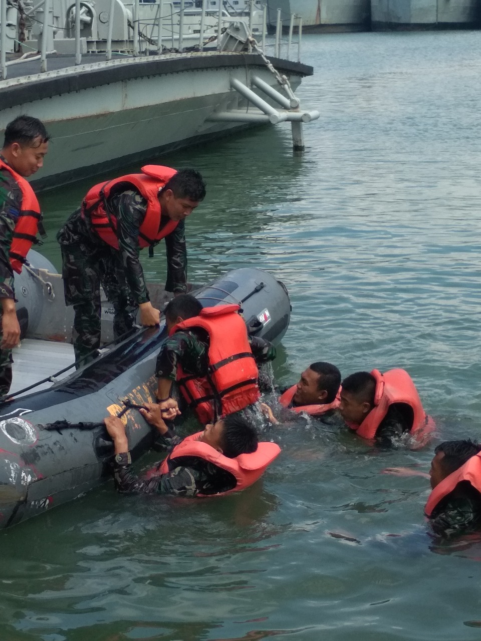 Satuan Kapal Bantu Koarmada II Laksanakan Latihan Sea Survival