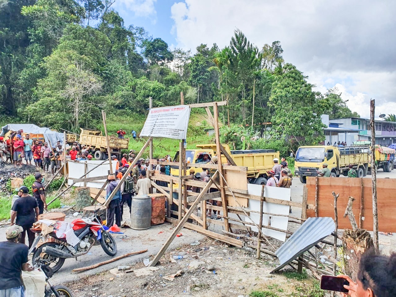 Palang Jalan Trans Jayapura Wamena Di Distrik Elelim Akhirnya Dibuka