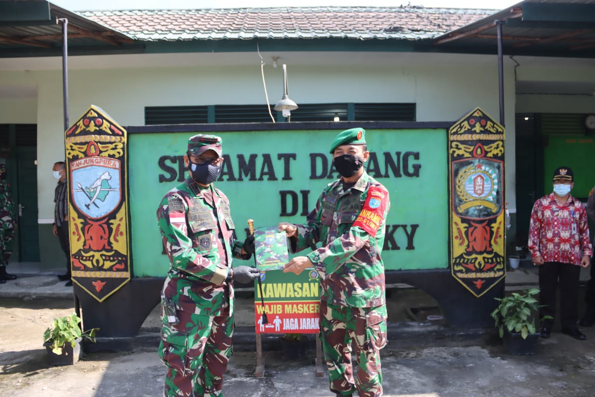 Kunjungi Koramil Bengkayang, Pangdam XII/Tpr Semangati dan Beri Bantuan Satgas PPKM Skala Mikro