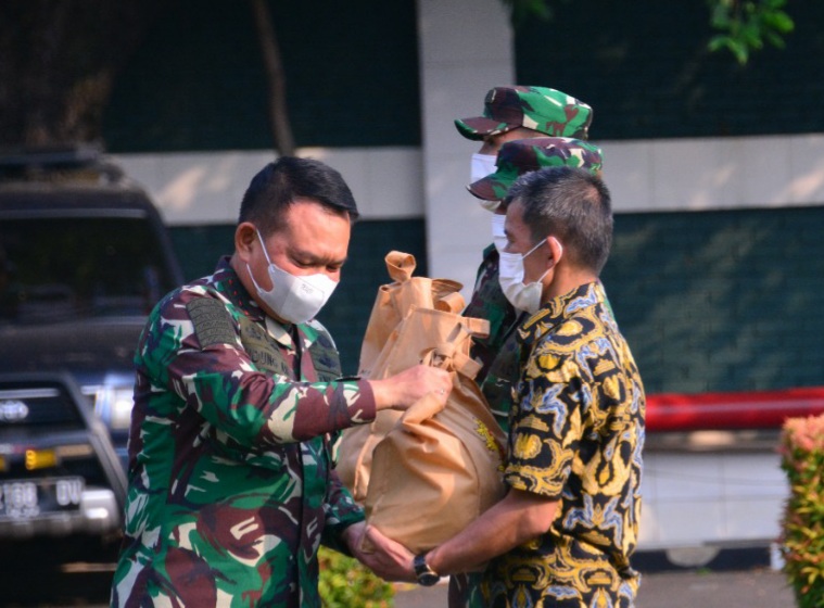 Pangkostrad Bagikan Sembako Kepada Prajurit dan PNS Makostrad